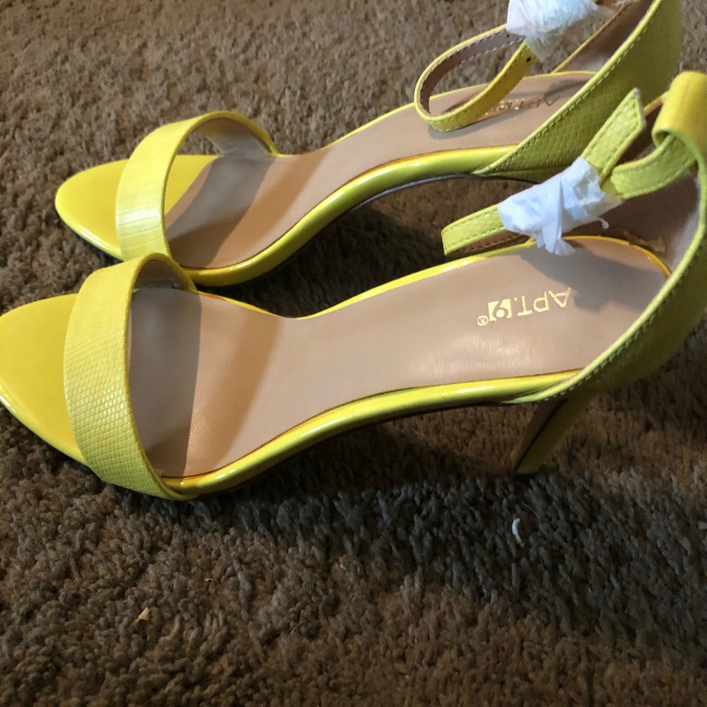 Apt 9 yellow shoes size 9